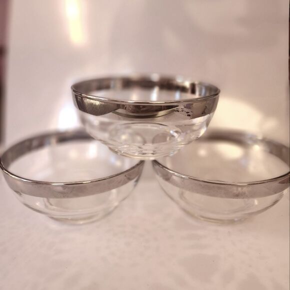 Vintage Pristine 1960s Dorothy Thorpe Set of 3 Small Glass Bowls w/Silver Band - Picture 7 of 8